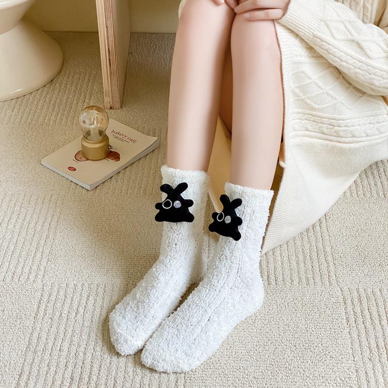 Women's Black and White Coral Fleece Non-Shedding Mid-Tube Socks – Thickened, Plus Velvet, Perfect for Autumn/Winter Home Comfort