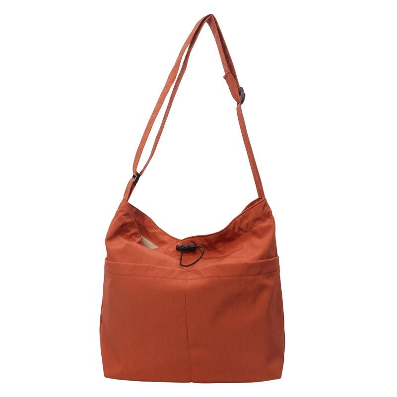 Женская однотонная сумка на плечо большой емкости — фото 14