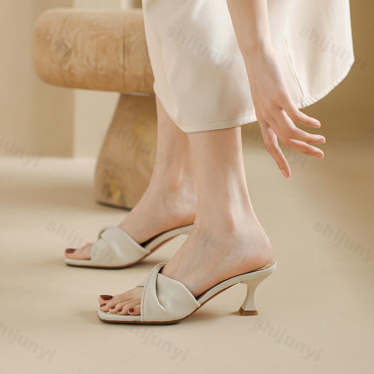 Mode 2025 Sandalen mit quadratischer Spitze und dünnem Absatz für Damen Sommer-Strandmode Hohe Absätze Ausgehöhlt Offene Zehen Atmungsaktive Bequeme Pantoletten