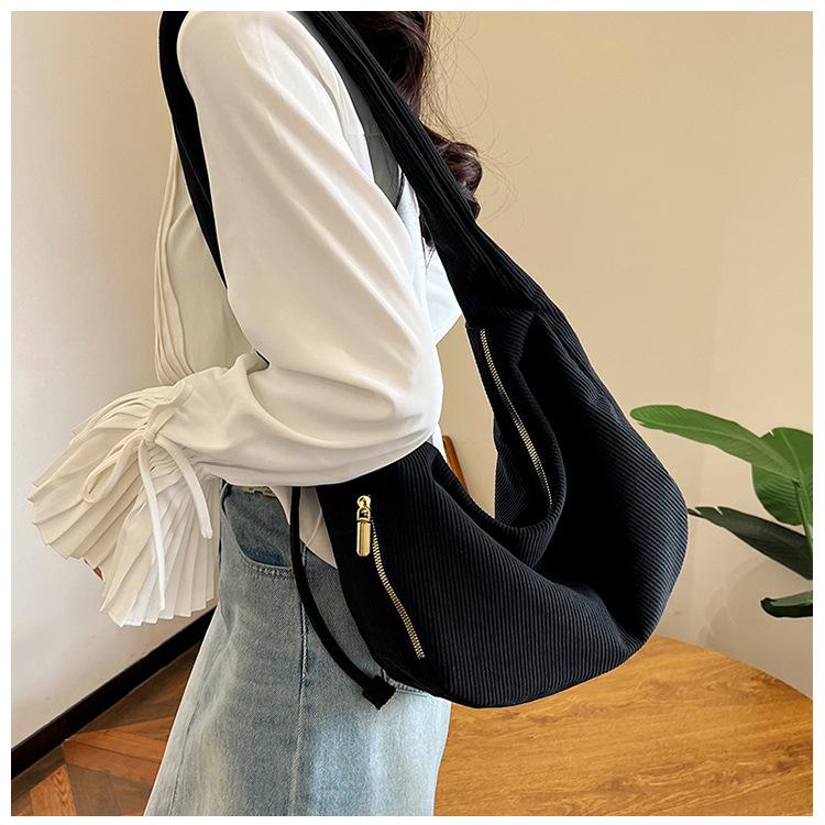 Trendige Cord Schultertasche mit Falten für Damen - Kollektion 2025