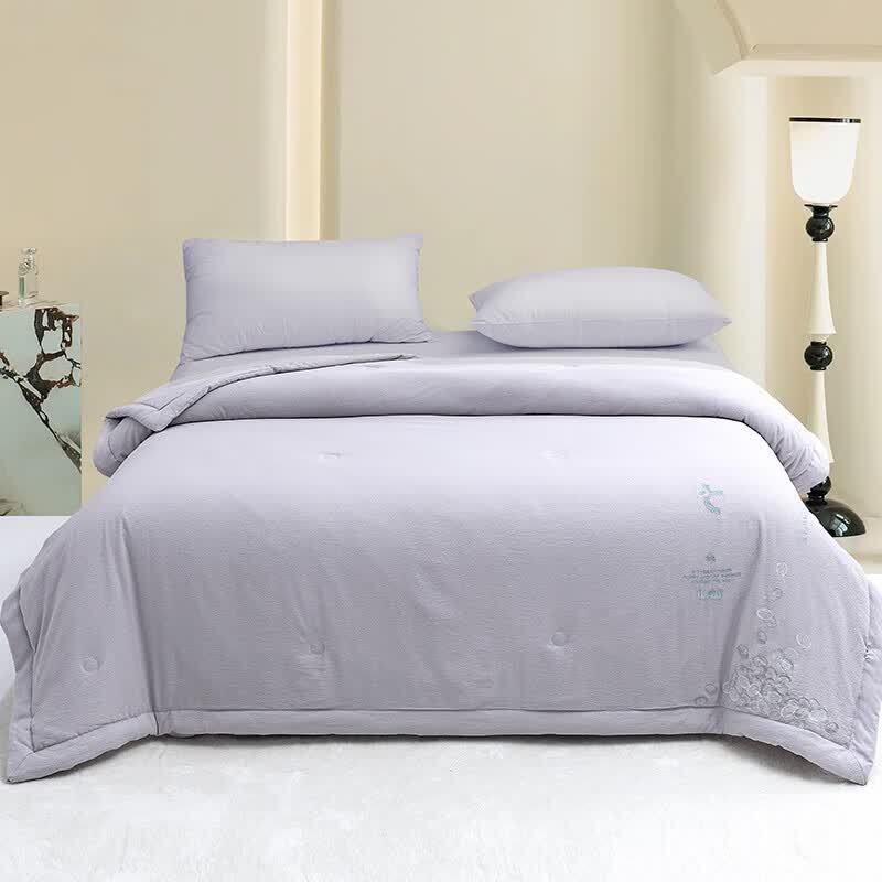 Hongxiu Shifang Embroidered Wedding Quilt