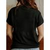 Europäische Größe Damen Kurzarm-T-Shirt mit einem kreisförmigen Richtungsdesign, das Muster von Fußball, Baseball, Football und Schleifen zeigt.
