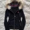 VAYLA Y2K Schwarzer Kapuzenpullover mit Reißverschluss und Fellkragen, Sexy Damen-Sweatshirt, Harajuku Goth Buchstaben-Grafikdruck, Slim-Fit Mantel