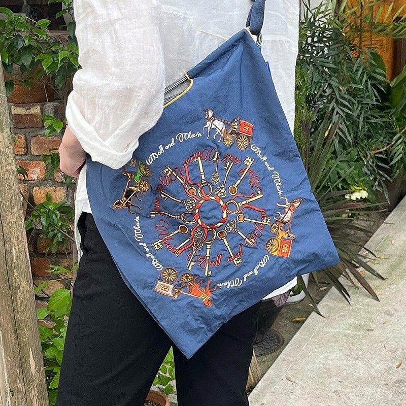 

Японская шариковая цепочка Экологичная сумка Точно такая же, как сумка Гао Юаньюань Вышитая сумка из нейлоновой парусины Сумка для покупок Сумка-кроссбоди Женская сумка Blue wealth code medium + black shoulder strap