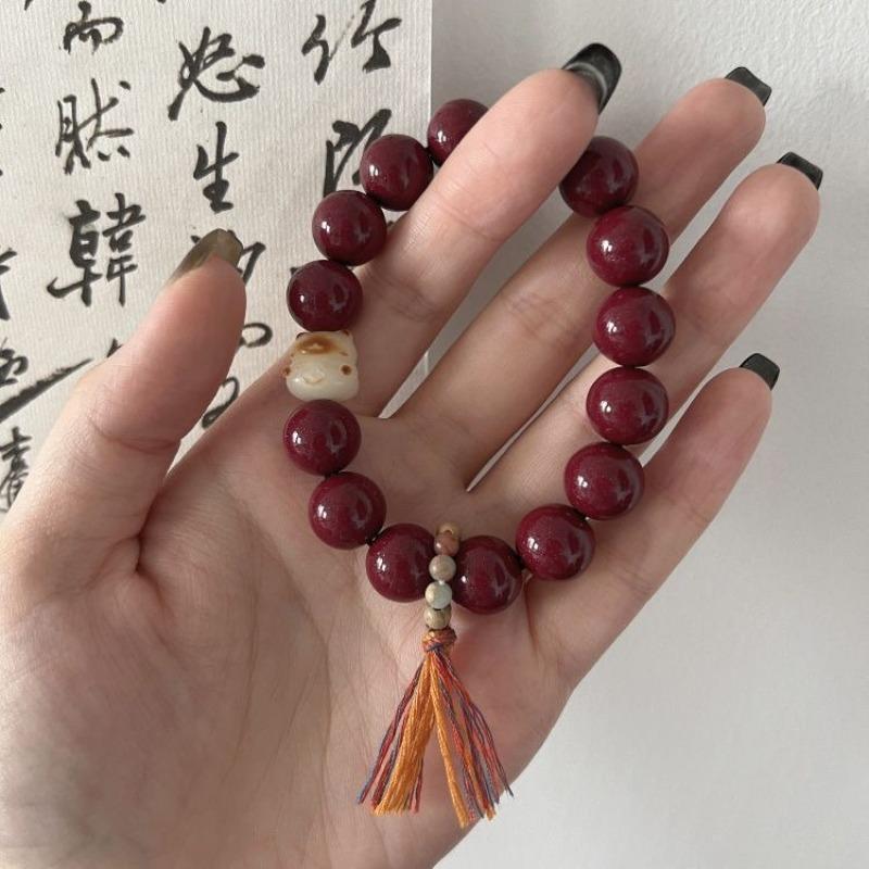 Drunk lime cat lime bracelet before the flower, cat paw holding high-value bracelet, female hand twisting finger soft bracelet.