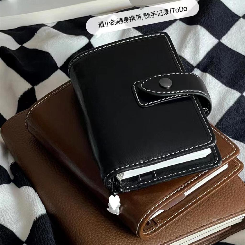 Hnědý kožený diářový kroužkový pořadač s vyjímatelným zápisníkem a kapesním deníkem