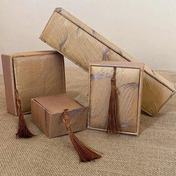 Retro Chinese Style Linen Tassel Jewelry Box for Buddhist Beads, Jadeware, Emerald Rings, and Necklaces