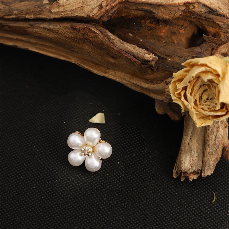 

Delicate pearl rhinestone flower brooch high-end light luxury corsage female versatile small fragrant silk scarf buckle decorative pin