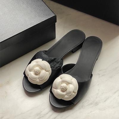 Mode Süße Kamelie Einfache Outdoor-Slipper Damen Sommer Eleganter Stil Weiße Blume Oberbekleidung Niedriger Absatz Strand Bach Slipper Größe 40