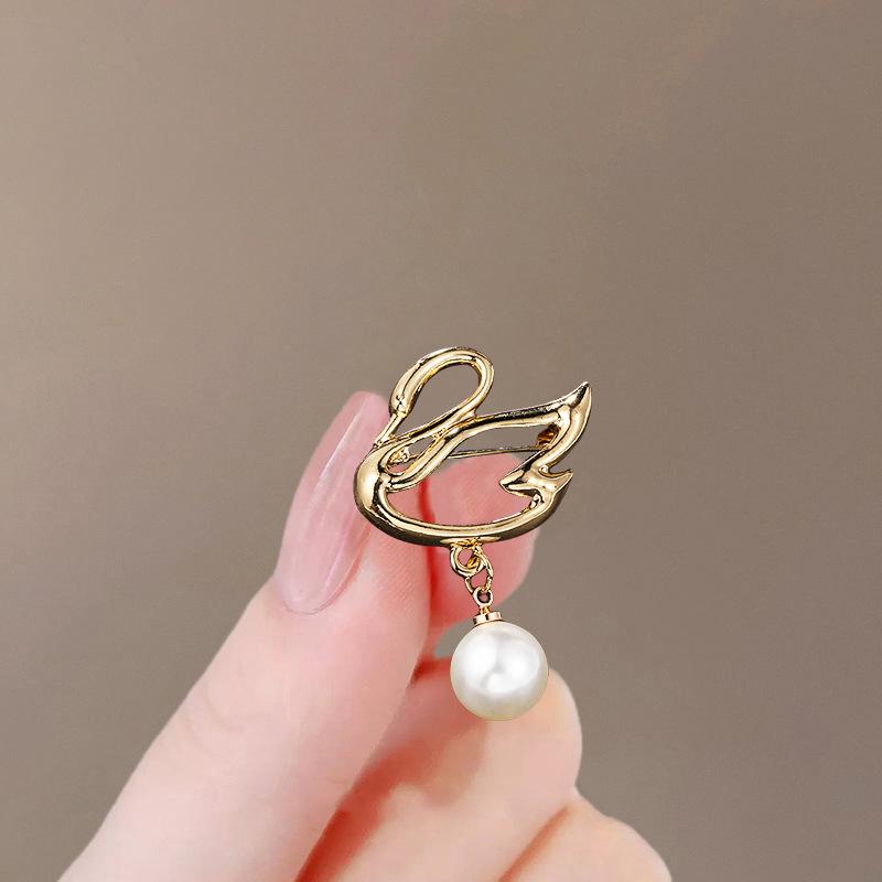 Elegante Schmetterlingsbrosche mit Perle – Damen-Modeschmuck-Anstecknadel von hoher Qualität