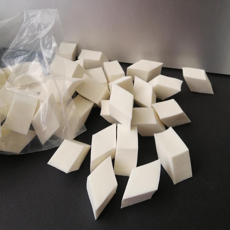 Professional Makeup Artist-Recommended Disposable Cotton Makeup Pads - 100 Triangular White Sponge Puffs for Dry and Wet Use.