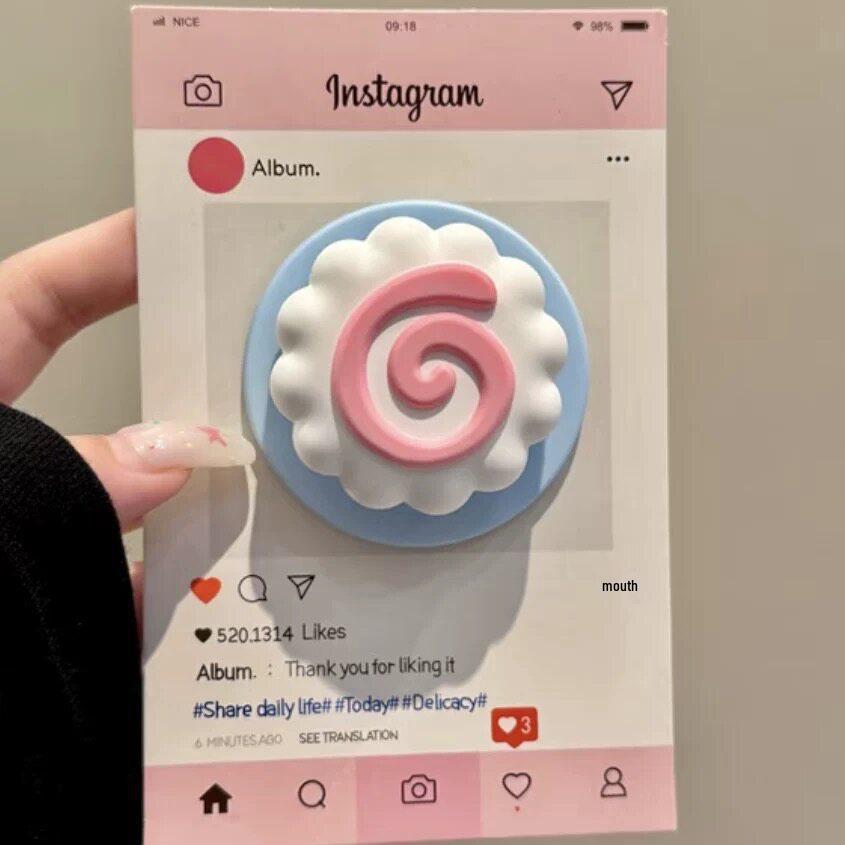 

Women s Trendy Silicone Fish Cake Phone Holder, Magsafe-Compatible, Retractable, Foldable, Strong Magnetic Attraction.