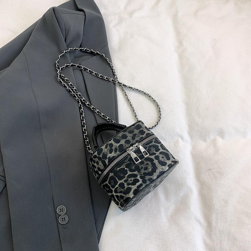 

New 2025 spring mini square bag fashionable leopard print box women s bag cosmetic bag popular Internet celebrity women s bag this year