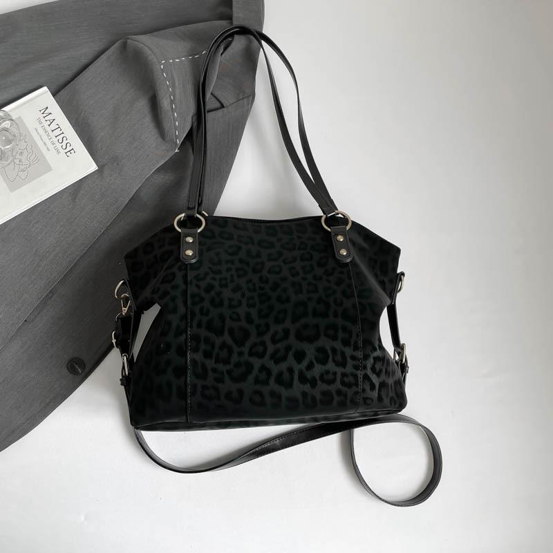 

Large-capacity bag women s 2025 autumn and winter new casual fashion messenger this year popular portable commuter tote bag