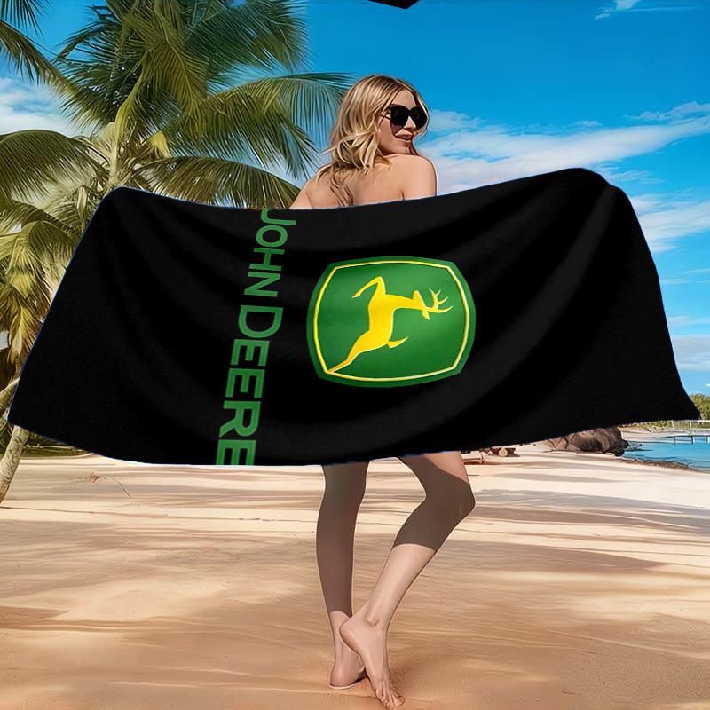 מגבת חוף עם לוגו John Deere, מתייבשת במהירות, קלה לטיפול, מתאימה גם לאימוני כושר וגם לחופשות חוף, ציוד חיוני לספורט