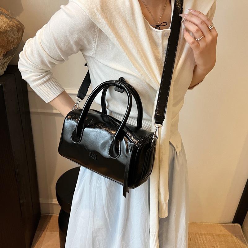 

Модная женская сумка-мессенджер