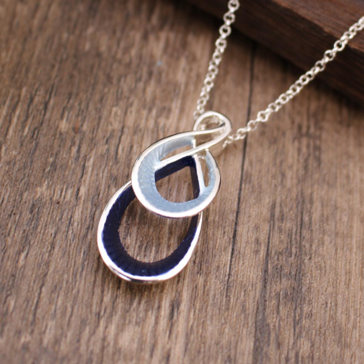 

Новый цвет масло геометрический полый кулон в виде восьмерки, простое, маленькое, свежее и универсальное ожерелье для мужчин и женщин