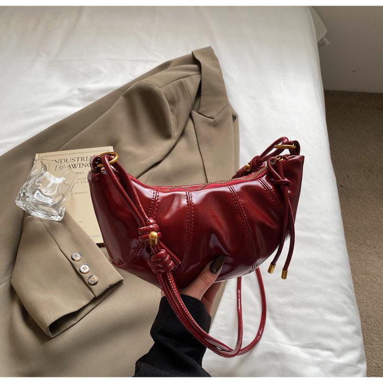 Retro niche horn dumpling bag 2025 new trendy Korean version niche mobile phone bag fashionable shoulder messenger women's bag