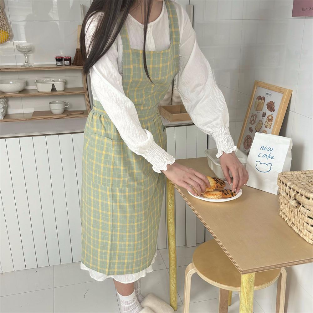 Cotton Sleeveless Apron With Fresh Checkered Pattern For Kitchen And Cafe Use