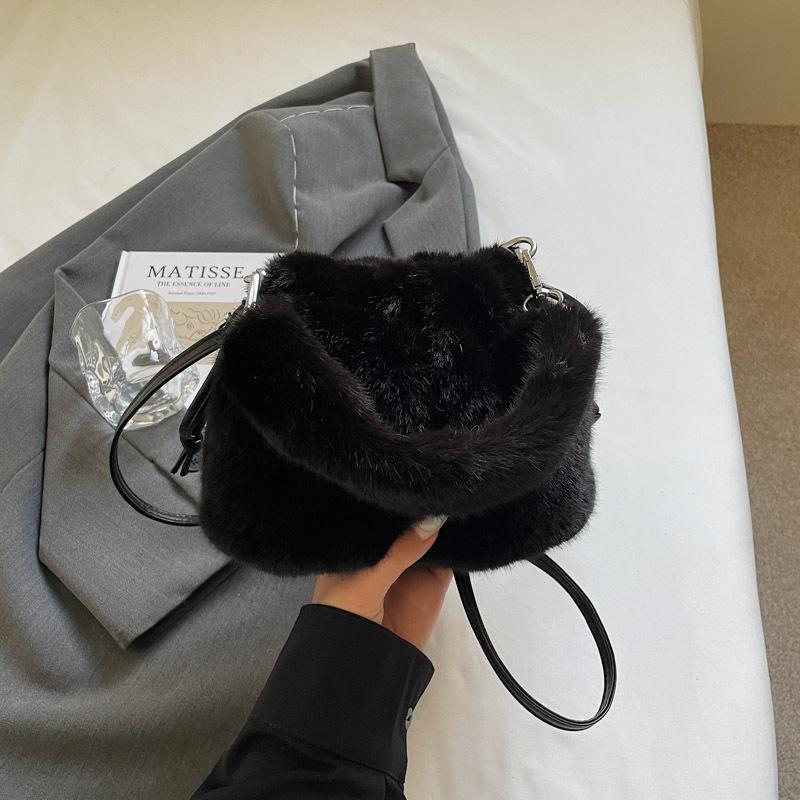 

Foreign-style Mao Mao portable underarm bag for women 2025 autumn and winter new versatile messenger bag plush shoulder bucket bag чёрный