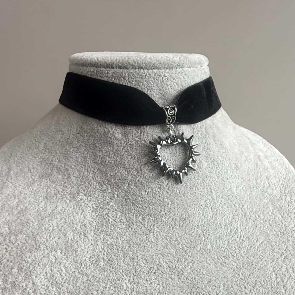 Gothic Sliver Color Thorn Hollowed Heart Pendant Black Velvet Choker Necklace for Women Men Halloween Party Vampire Jewelry Gift