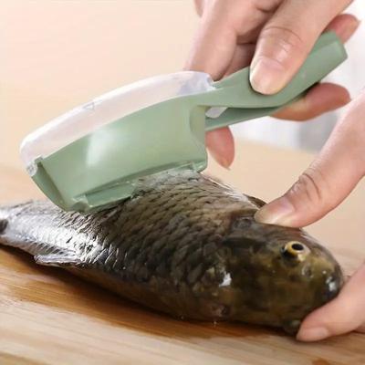 Visschubbenschaaf- en schraapgereedschap met deksel voor huishoudelijk gebruik in de keuken. Handmatig verwijderen van visschubben en zeevruchtengereedschap.