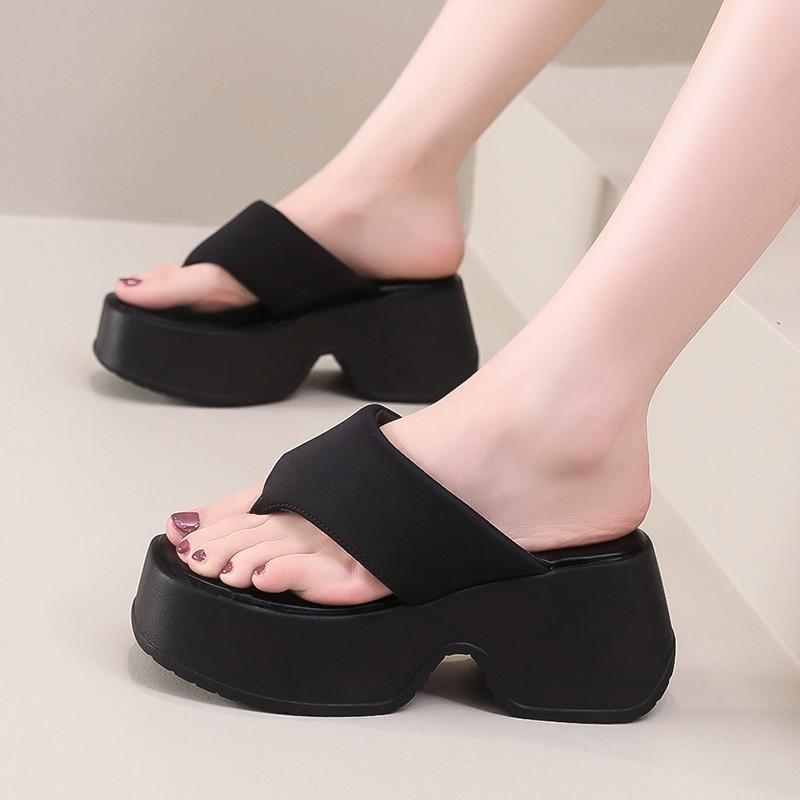 Thick-soled cool slippers women's summer wear muffin bottom flip-flops 2025 new pinch foot small beach shoes