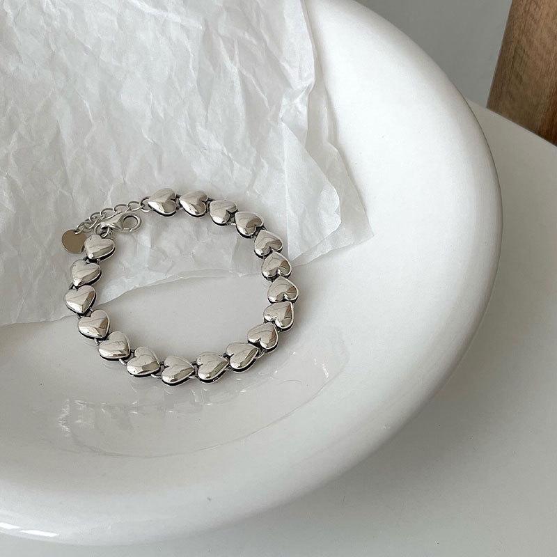 Korean Style Geometric String of Hearts Bracelet for Women – Retro, Simple, and Trendy Jewelry Piece