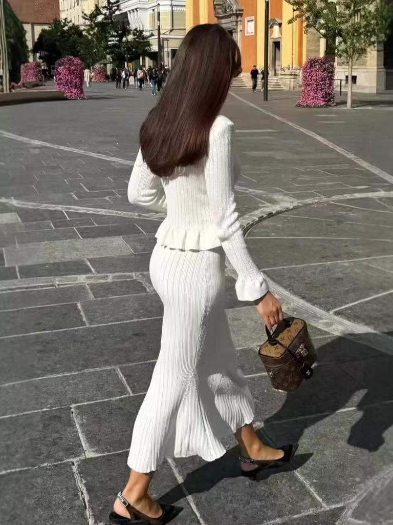 Autumn/Winter 2025 Waist-Cinching Flared Sleeve Knitted Top + Fishtail Coat Set