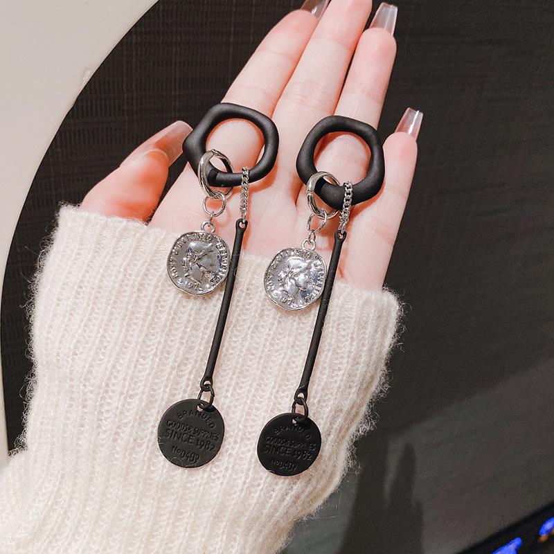 Black earrings temperament earrings new trendy geometric round niche stud earrings unique ear jewelry