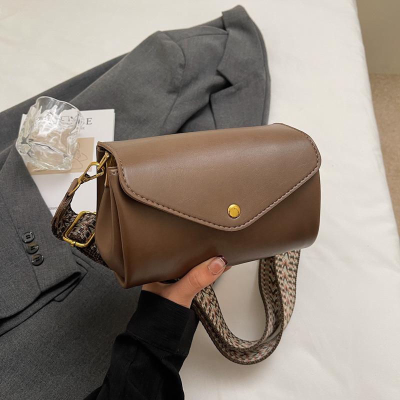 

Premium retro pillow bag women s winter new wide shoulder strap versatile single shoulder messenger bag