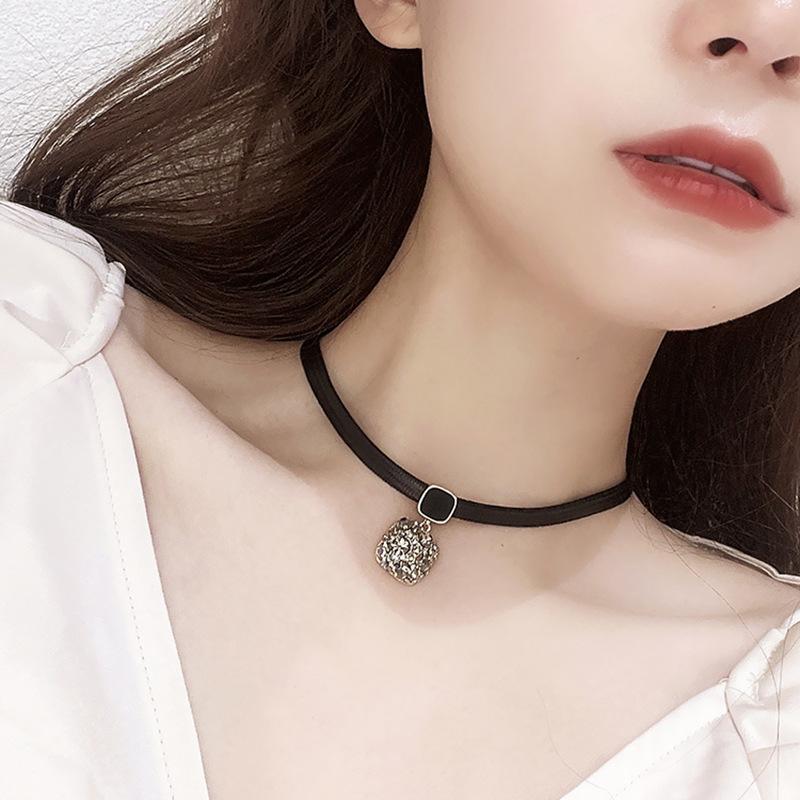 Korean version of black necklace choker collar collarbone chain niche 2025 new necklace summer tide