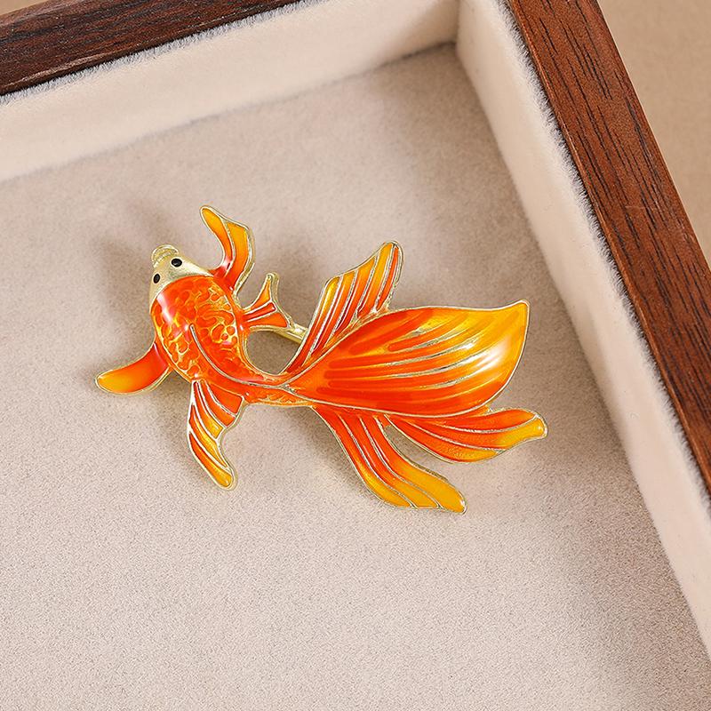 Färgade Glaserade Guldfiskbroscher för Kvinnor Unisex Elegant Oljedroppande Djur Metallbrosch Bankett Smycken Gåvor