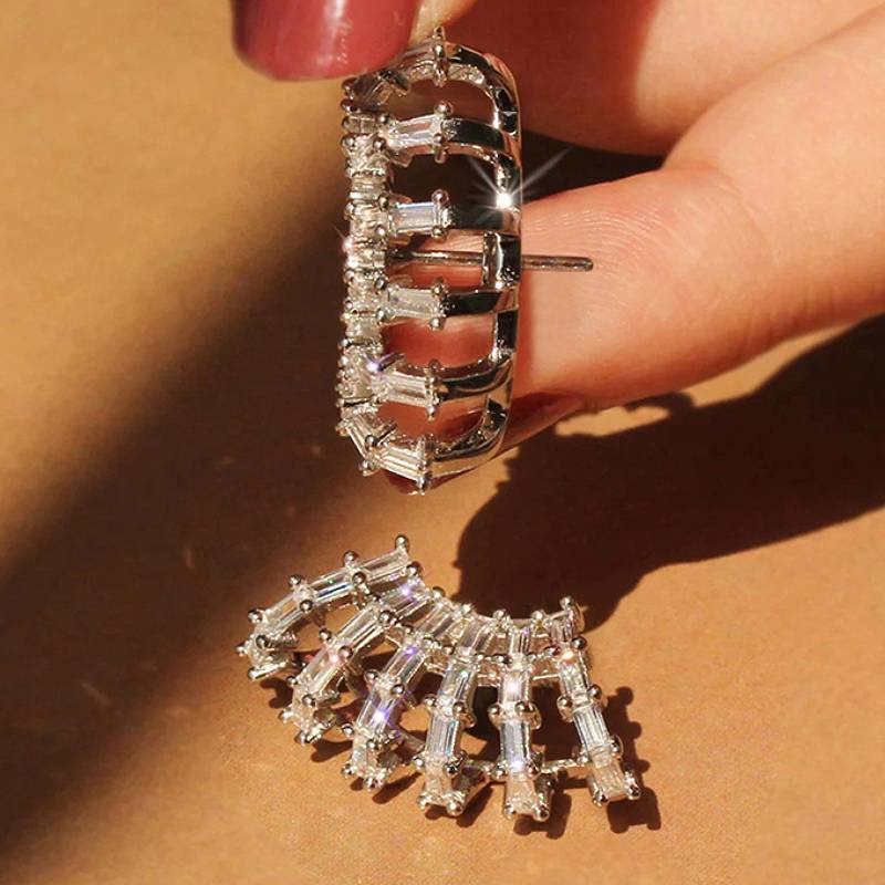 

Huitan Claws Hollow Design Women Fashion Stud Earrings for Wedding Party Versatile Inlaid Bright CZ Charming Accessories Zircon