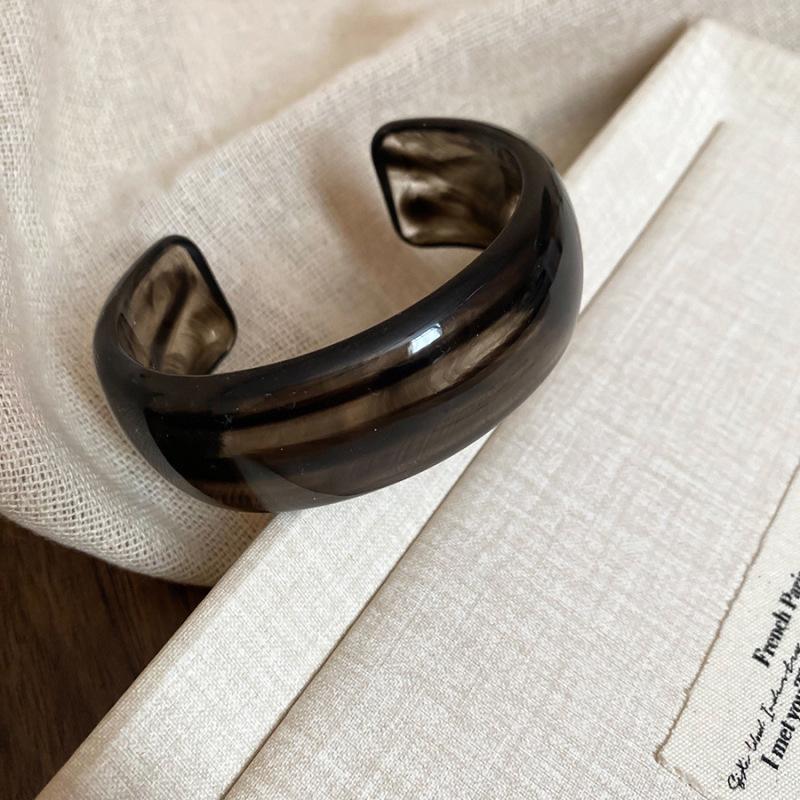Geometric Open Bangle: Luxurious Modern Bracelet with Minimalist Chic