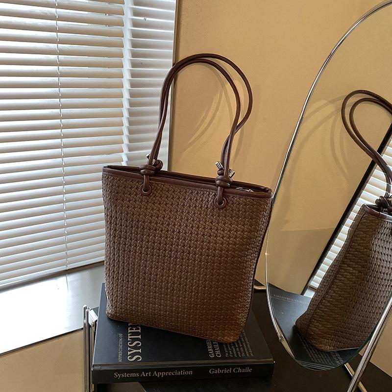 Portable woven bag women's 2025 new trendy retro tote bag simple large capacity shoulder armpit bag
