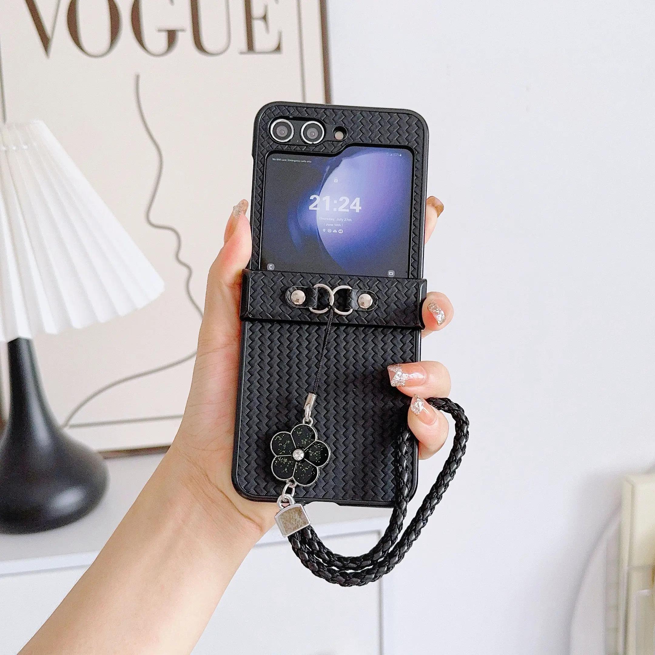 

Чехол-ремешок на запястье из искусственной кожи с цветком для Samsung Galaxy Z Flip 6 5 4 3 5G, защита шарнира, противоударный чехол For Samsung Galaxy Z Flip 3