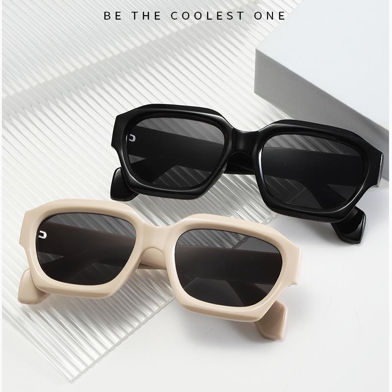 

Unisex Trendy Square Sunglasses: Stylish Sun Protection for Holiday & Street Style