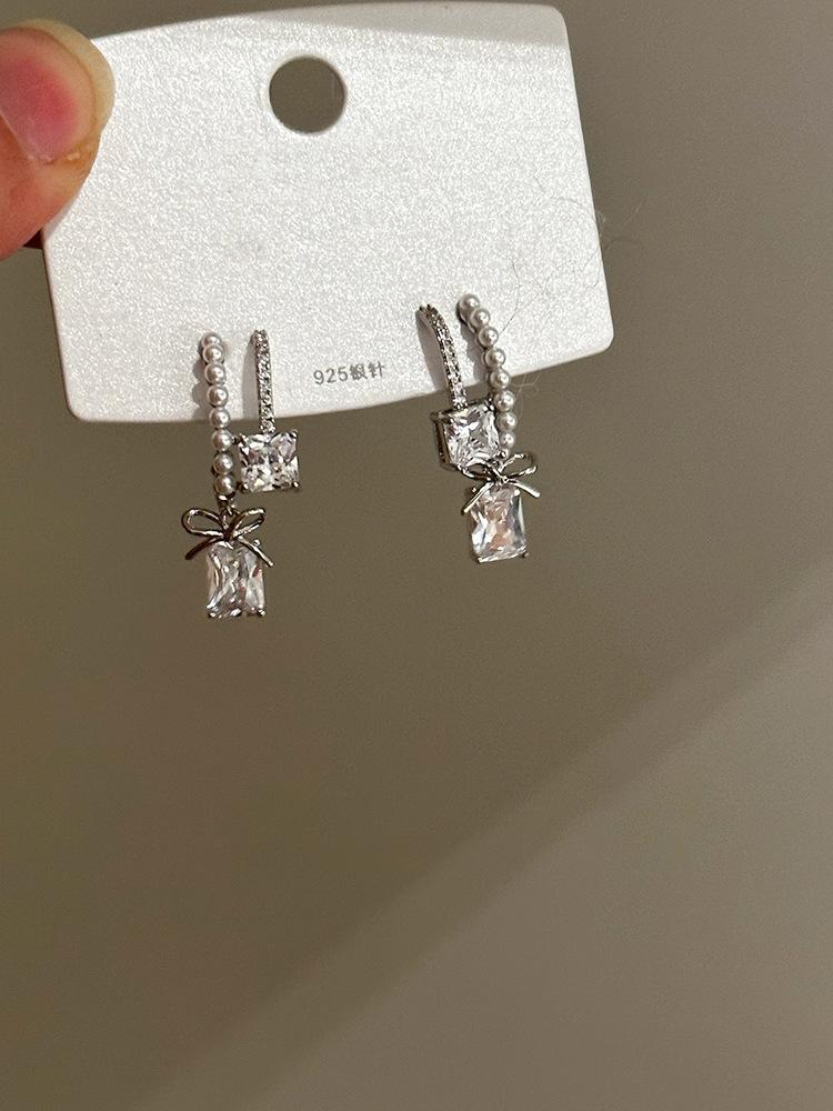 

Pearl square zircon bow earrings, exquisite and small temperament earrings, fashionable and versatile high-end earrings.