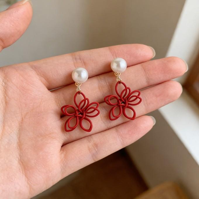 

Korean Romantic Pearl Flower Stud Earrings Retro Niche Design Hollow Flower Earrings Temperament Commuter Versatile Earrings