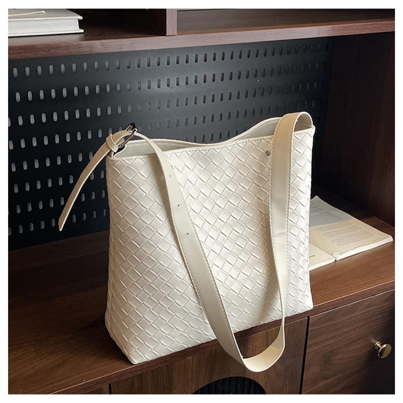 Woven Bag Women's Large-capacity New Autumn and Winter Casual Shoulder Messenger Bag Popular Bucket Bag
