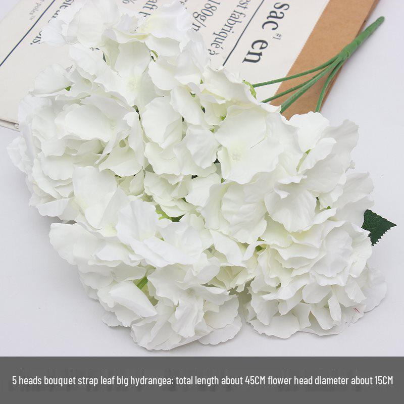 Weiße Blumendekoration für Hochzeiten Künstliche Straußornamente und Bogen-Requisiten