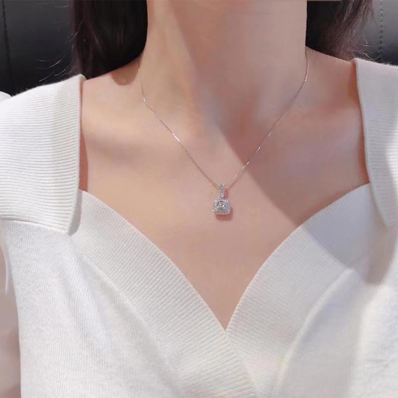 Women's European & American Style Short Clavicle Chain Necklace with Zircon Square Diamond Pendant - Versatile Student Accessory