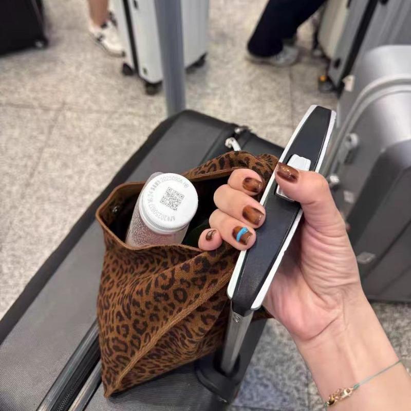 Autumn and winter new niche leopard print design triangle bag versatile commuting large capacity retro shoulder handbag