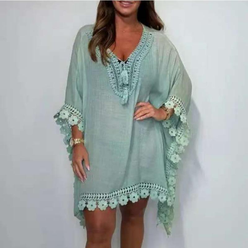 Kvinners avslappede feriekjole med flaggermusermer og utskåret kant