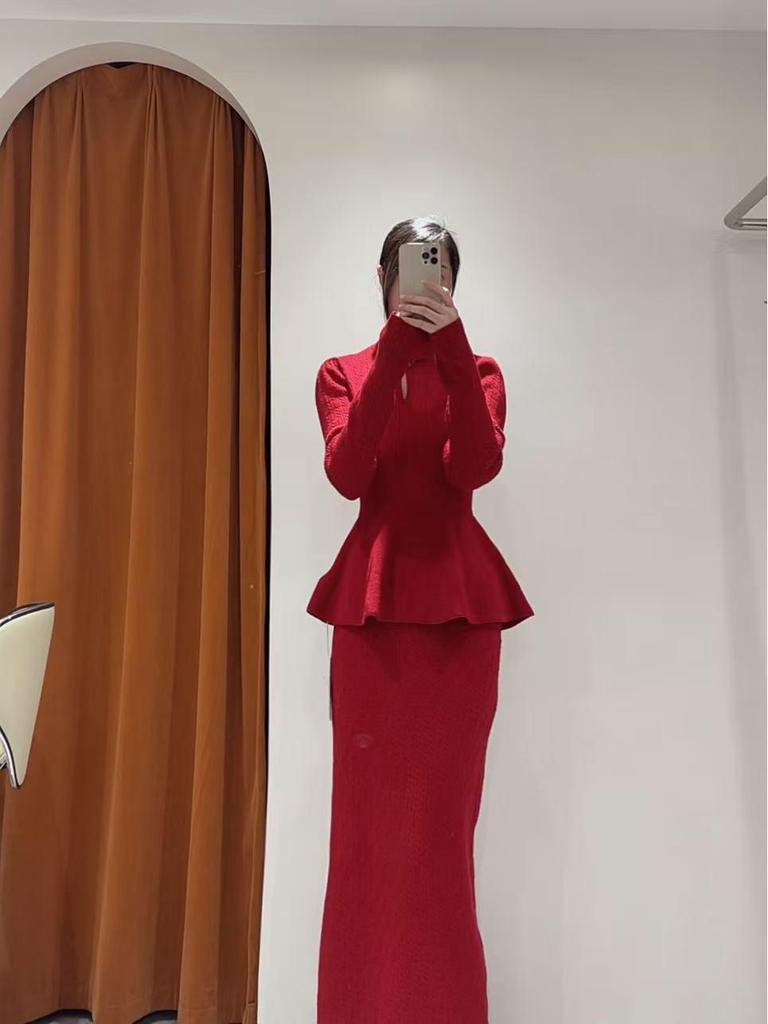 Elegantes chinesisches Strickrock-Set in Rot: Schickes Herbst-/Winter-OOTD