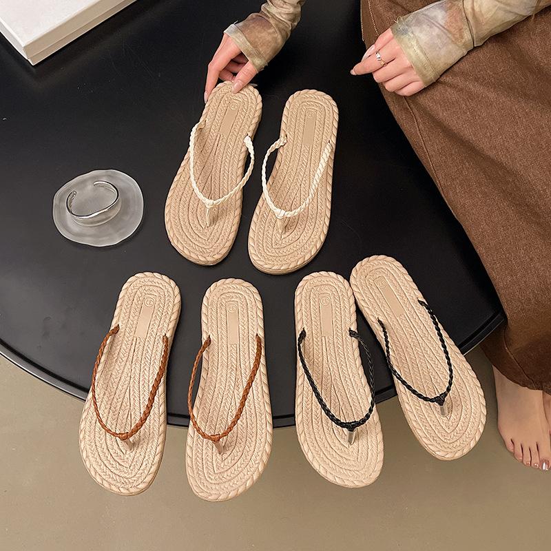 Flip-flops Women's Summer Outer Wear 2025 New Simple and Versatile Skirt Flat Bottom Pinch Feet Seaside Beach Cool Slippers