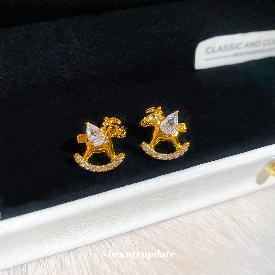24k Gold-Plated Sterling Silver Little Horse Stud Earrings with Zircon – Retro, Luxurious, High-End Ear Jewelry for Women.