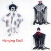 Robuste und gruselige Halloween-Hängedekoration mit Totenkopf – ideal für die Atmosphäre eines Spukhauses.