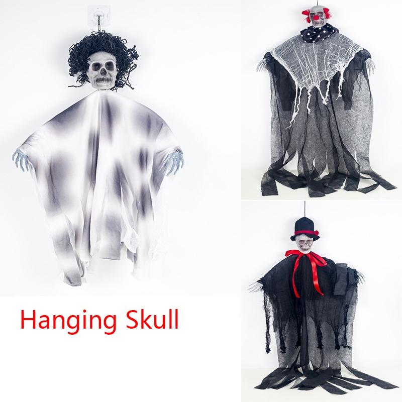 Robuste und gruselige Halloween-Hängedekoration mit Totenkopf – ideal für die Atmosphäre eines Spukhauses.